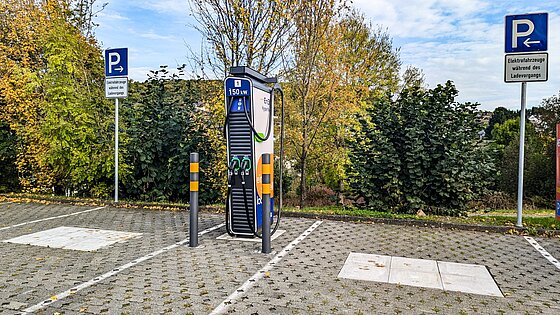 E-Ladesäule auf Parkplatz